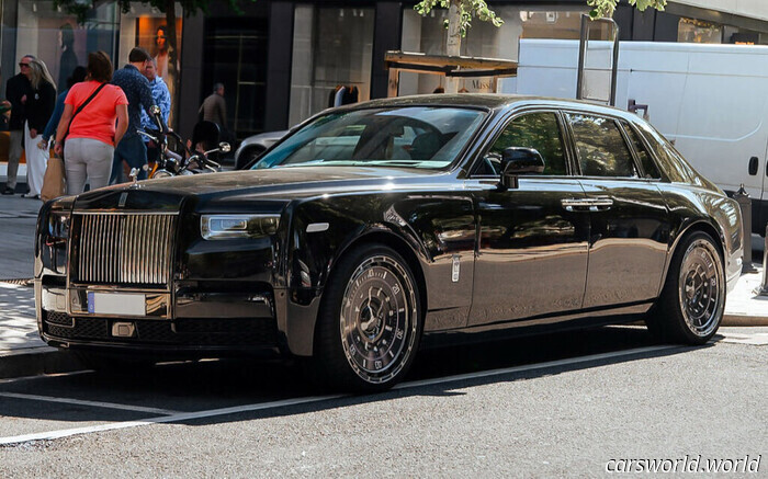 La Rolls-Royce va su ruote Rolex perché la moderazione è per i poveri | Carscoops